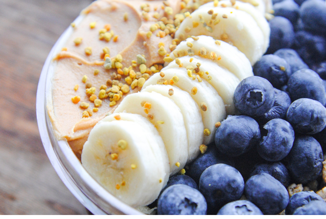Bowl de açaí con frutas y granola