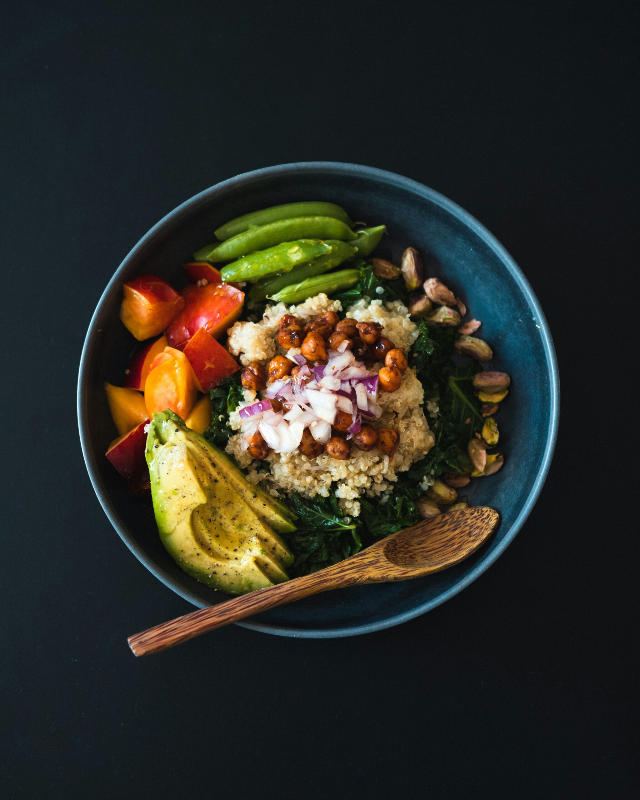 La Comida Vegana en el Mes Sagrado del Ramadán 2025 Mantenerse Saludable 2 a blue bowl filled with vegetables and a wooden spoon