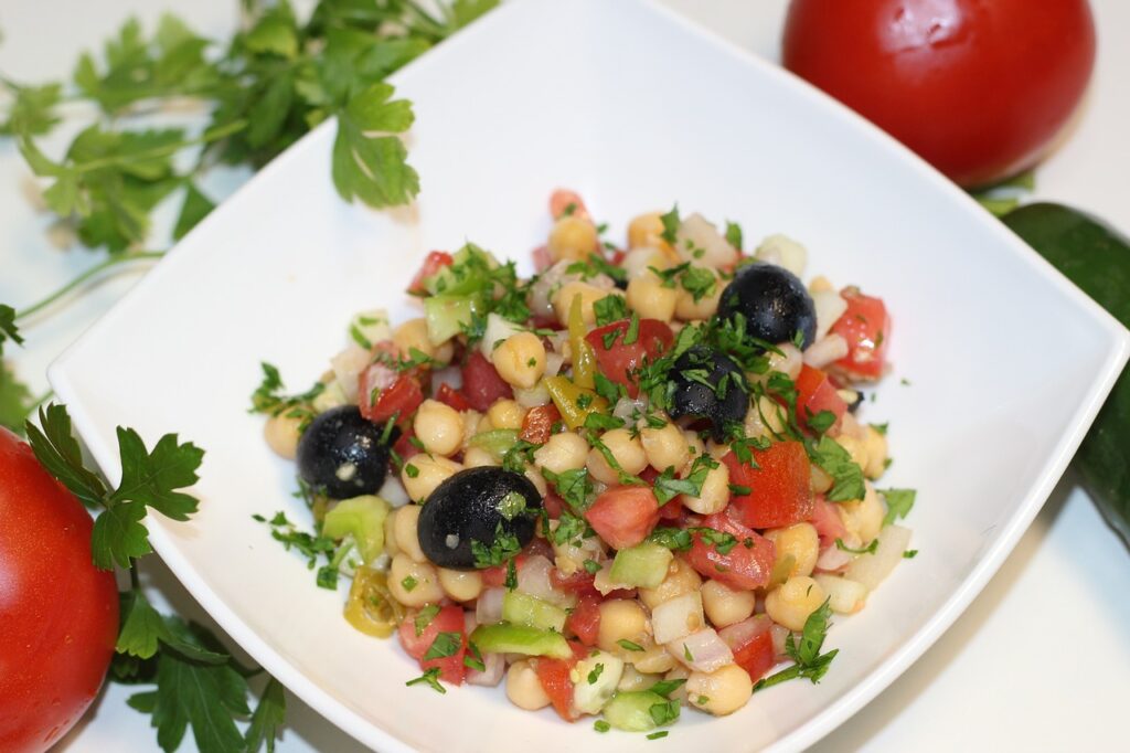 En España, las comidas veganas están ganando popularidad, y esta receta de ensalada de garbanzos mediterráneaes ideal para un almuerzo sano

El toque especial está en su aderezo: aceite de oliva virgen extra, limón y mostaza, que realza los sabores mediterráneos. Es fácil de preparar, lleno de proteínas y fibra, y perfecto para acompañar con pan rústico o incluso arroz. ¡Una receta deliciosa y muy nuestra!